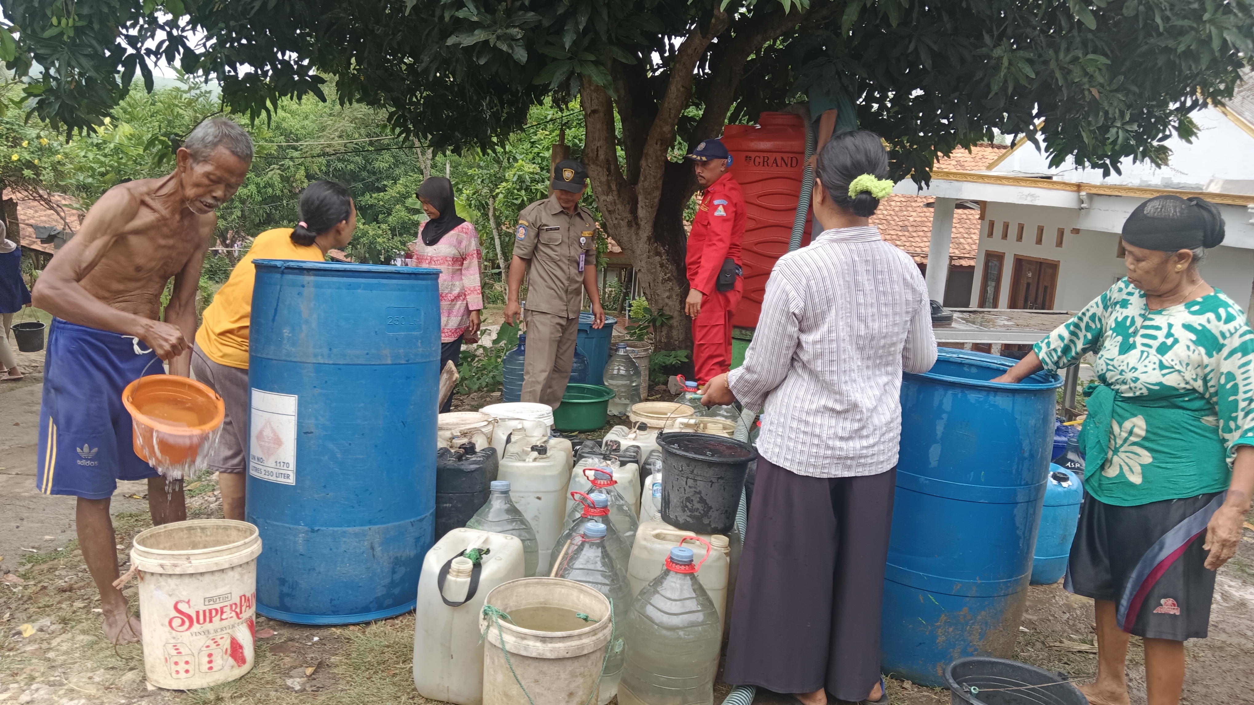 Bantuan air bersih untuk warga kekeringan di desa Karang Indah Kec, Bojongmangu